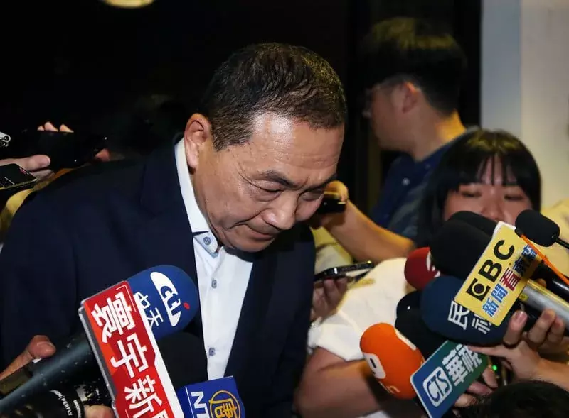 新北市長侯友宜(左)8日晚間對於新北板橋某幼兒園疑餵藥案議題持續延燒,深深向大家鞠躬致歉。(中央社)