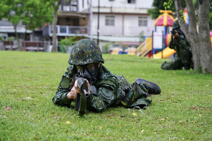 國防部13日公布最新的全民國防手冊,在戰時因應方面有不少更新。(國防部發言人臉書)