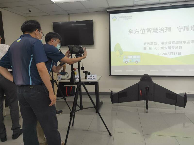 環保署13日舉行記者會,現場展示查緝汙染排放的儀器,並說明相關法規。(Photo by 呂翔禾/台灣醒報)