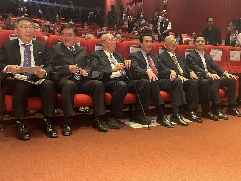 前後台北市長13日於紀錄片發表會齊聚一堂,包括蔣萬安、黃大洲、馬英九、吳伯雄、郝龍斌與柯文哲都到場。(Photo by 簡嘉佑/台灣醒報)