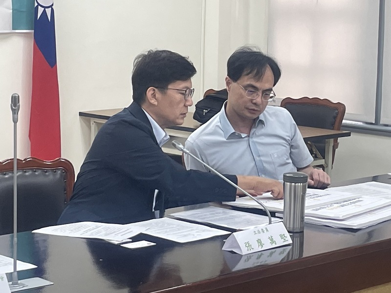 民進黨立委張廖萬堅(左)14日召開記者會表示,去年《公路法》修法要求計程車強制投保「旅客責任險」,但與原有的車隊保險重疊。(Photo by 簡嘉佑/台灣醒報)