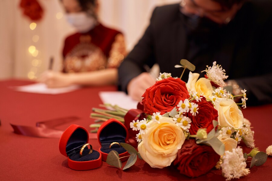 中國去年結婚的伴侶僅683萬對,降至1986年以來新低。(Photo by Rico Lee on Flickr under C.C. License)