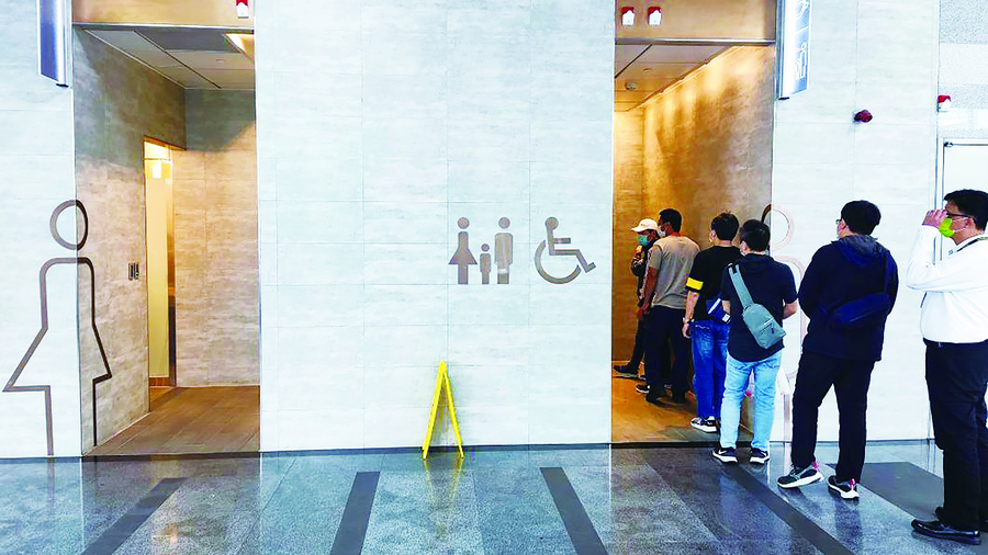 既然確定自己走對了廁所,就不該因為裡面有異性在如廁,就認為自己跑錯了地方,這是對自己沒有信心。(網路截圖)