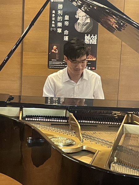鋼琴演奏家汪奕聞陶醉演奏貝多芬的作品,昂揚音符瞬間充滿記者會現場。(Photo by 簡嘉佑/台灣醒報)