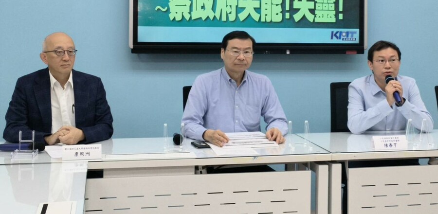 陽交大藥物學教授康照洲(左起)、國民黨總召曾銘宗與小兒神經科專科醫師陳泰亨18日召開記者會要求,儘速查明新北餵藥案的藥物來源。(國民黨提供)