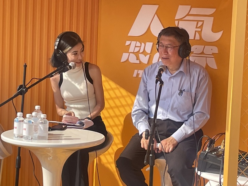 民眾黨主席柯文哲(右)18日出席「人氣製造祭」接受YouTuber快問快答,直抒胸臆。(Photo by 簡嘉佑/台灣醒報)