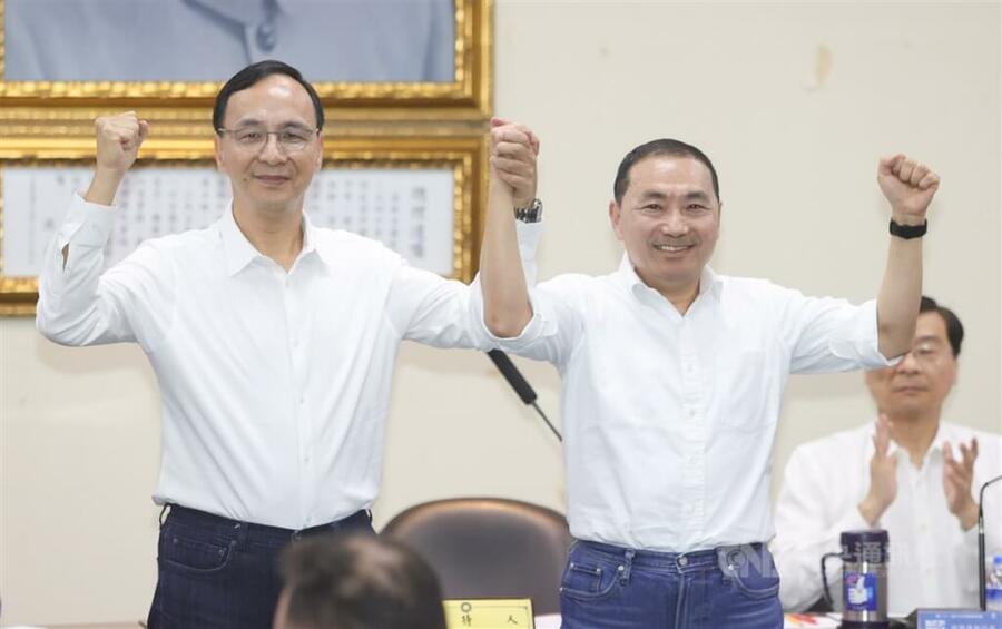 國民黨5月17日下午舉行中常會,黨主席朱立倫(前左)宣布國民黨正式徵召新北市長侯友宜(前右)參選2024總統。(中央社)