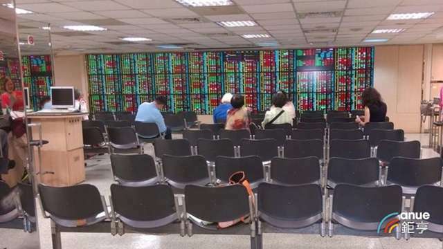 股票市場中散戶缺少資訊,內線交易充斥,許多人只是股市中待宰的羔羊。(中央社)