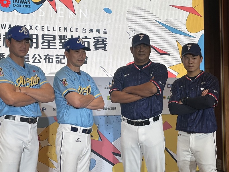 中信兄弟「小可愛」江坤宇(右一)斬獲25萬票,成本次票選人氣王。(Photo by 簡嘉佑/台灣醒報)