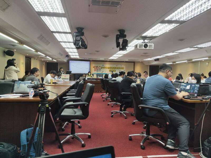 民眾黨20日的少子女化公聽會上,專家呼籲透過政策減少女性育兒負擔,包括增加男性育嬰假、增加育兒機構等。(Photo by 呂翔禾/台灣醒報)
