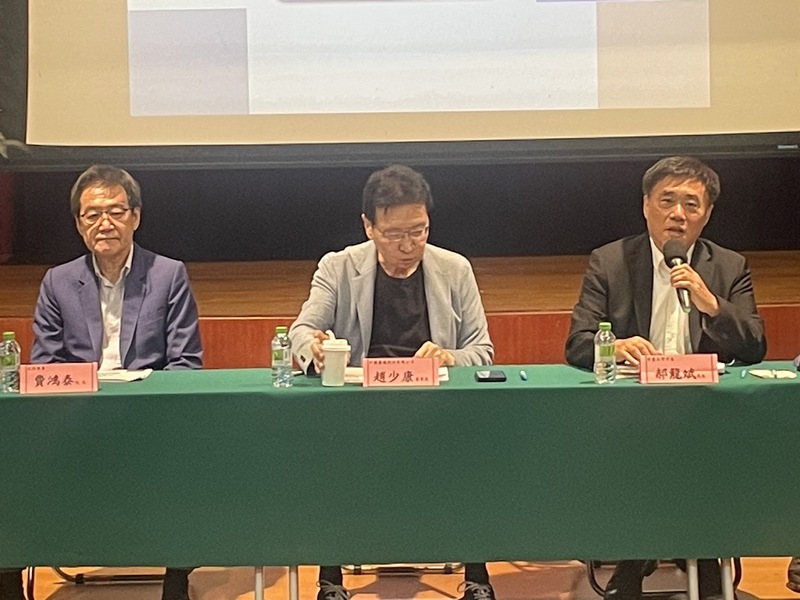 國民黨立委費鴻泰(左起)、中廣董事長趙少康與前台北市長郝龍斌21日向國民黨獻選戰策略。(Photo by 簡嘉佑/台北報導)