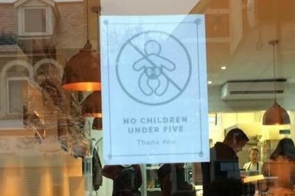 示意圖。在韓國,「禁止孩童區」近年愈來愈流行,常常出現於咖啡廳、餐廳等地方,確保成年顧客不受到干擾。(網路截圖)