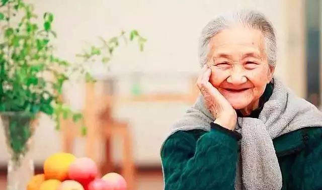 老年人應該追求智慧與知識之美。(網路截圖)