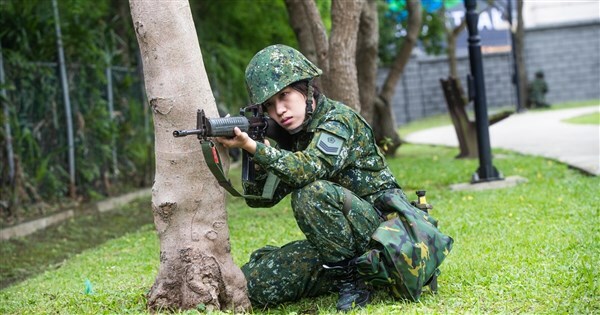 大學教育與當兵服役是兩件截然不同的專業,不應該捨本逐末,意圖兩者兼得反而讓兩者都像是東施效顰。(中央社)