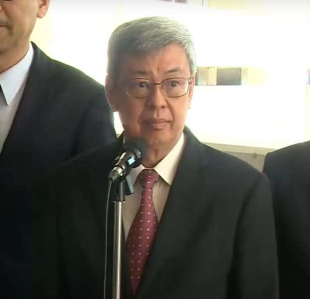 行政院長陳建仁26日接受聯訪時表示,該方案是給大學生有更多自我選擇的機會,並沒有強制,請不要以訛傳訛。(直播截圖)