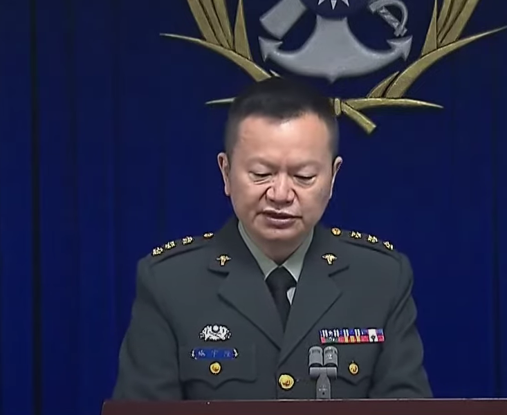 國防部軍醫局衛勤保健處處長施宇隆27日於記者會表示,只要中暑危險係數「室外溫度+相對溼度*0.1」超過40,營地就會立紅旗。(直播截圖)