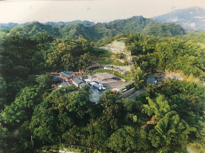 土地開發利益至大,因此許多山坡地,在政商勾結下,開發成住宅區。但土地的地質並不適於建築房屋,當颱風帶來豪雨,房子就會崩塌。(本報資料照片)