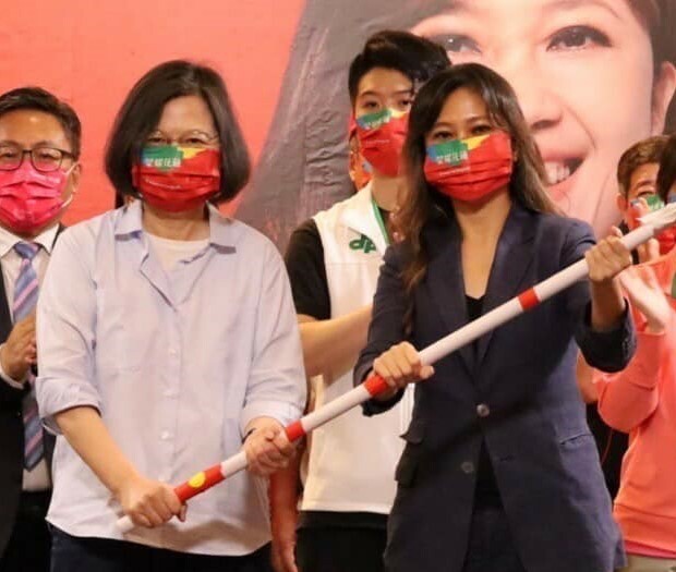 總統府發言人谷辣斯(右)28日遭爆婚外情風波,已向總統府請辭獲准。(蔡英文臉書)