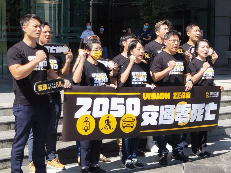 時代力量29日在交通部門口宣示「2050零交通事故死亡」。(Photo by 呂翔禾/台灣醒報)