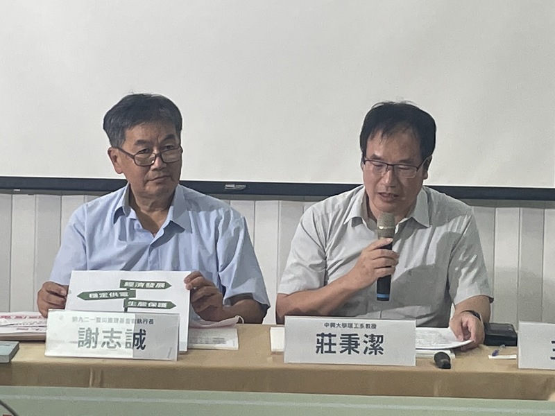 台大退休教授謝志誠(左)與中興大學環工系教授莊秉潔(右)29日於記者會呼籲,協和油改氣、興建四接對基隆是利大於弊。(Photo by 簡嘉佑/台灣醒報)