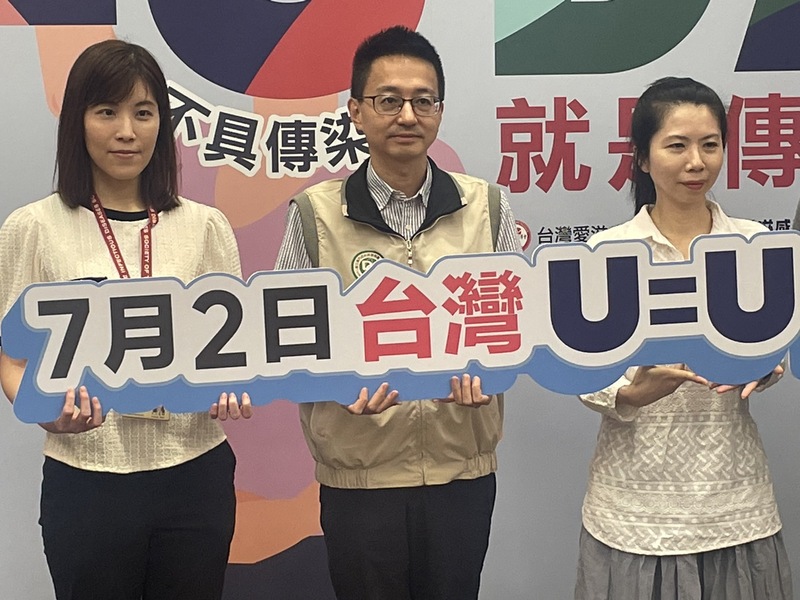 台灣愛滋病協會秘書長林冠吟(左起)、疾管署副署長羅一鈞與愛滋感染者權益促進會秘書長林宜慧29日呼籲,社會應更新對愛滋病的認識。(Photo by 簡嘉佑/台灣醒報)