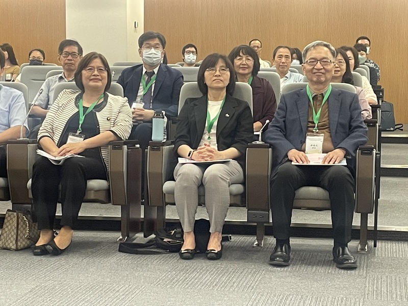 民進黨立委吳玉琴(左一)與衛福部長薛瑞元(右一)2日出席「降低臺灣新生兒死亡率研討會」。(Photo by 簡嘉佑/台灣醒報)