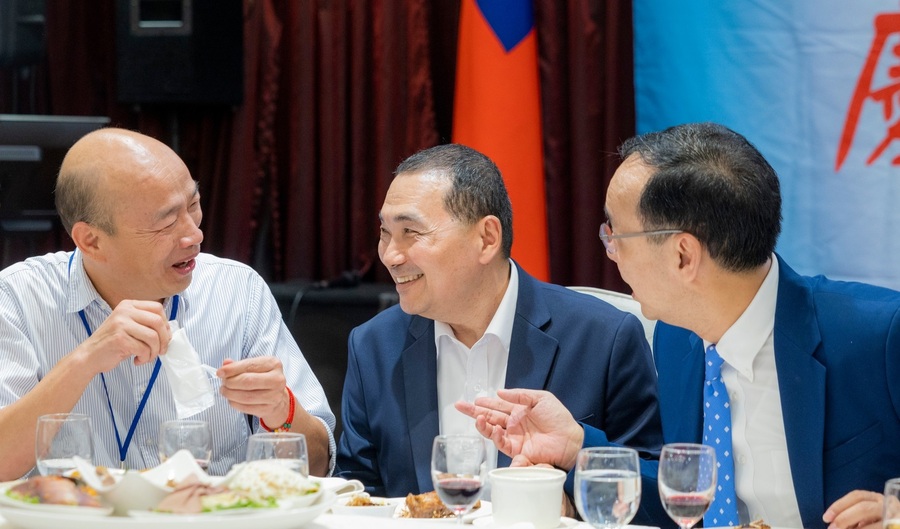 國民黨總統候選人侯友宜(中)1日中午參加黃復興餐會與前高雄市長韓國瑜(左)同框。(侯友宜臉書)