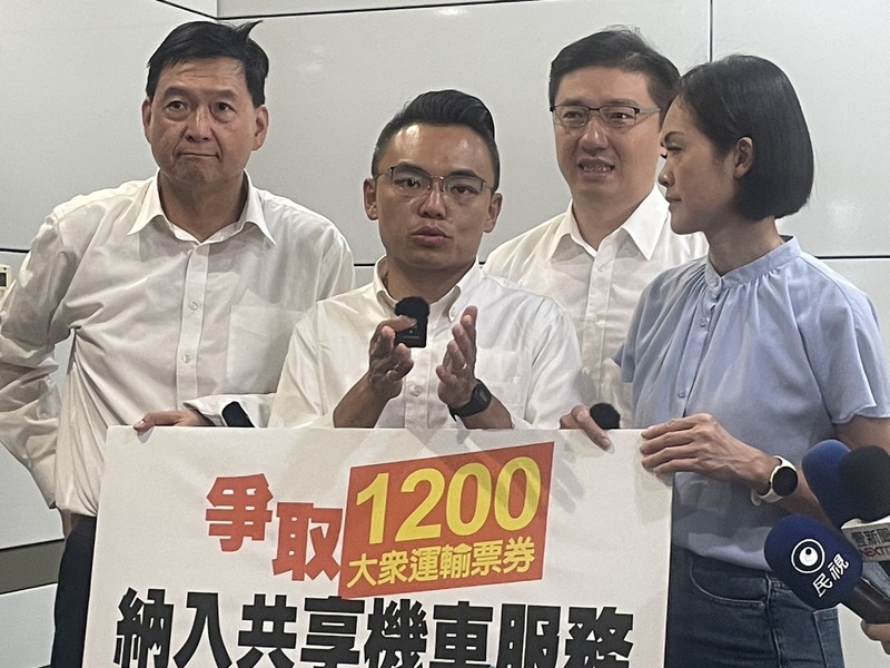 國民黨立委洪孟楷(左二)3日於北車召開記者會呼籲,除了原有的交通工具之外,月票也應納入共享機車。(Photo by 簡嘉佑/台灣醒報)