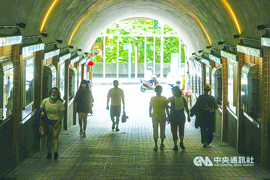 行政院預計補助私立大專院校生學費一年約新台幣3.5萬元,將於民國113年2月實施。圖為台北市某私立大學大門口。(中央社)