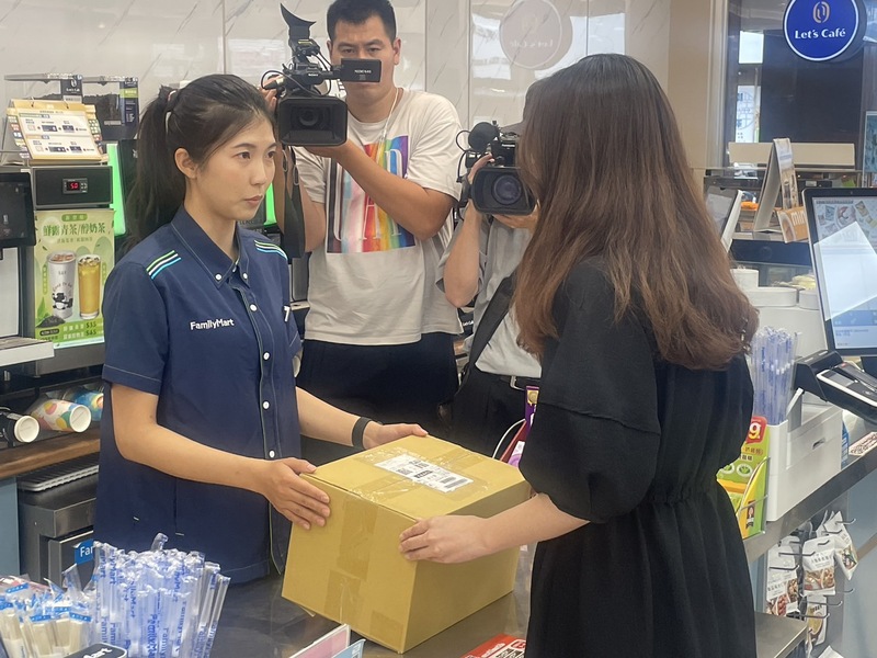 店員與工作人員更現場模擬「幽靈包裹詐騙」的狀況,當店員注意到包裹的異常時,會主動提問關懷。(Photo by 簡嘉佑/台灣醒報)