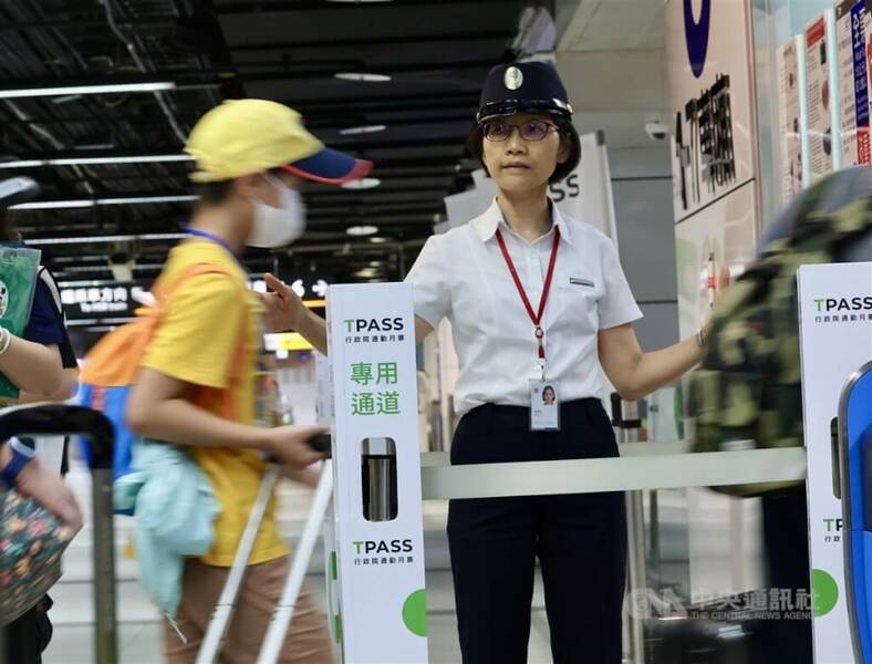 TPASS行政院通勤月票上路後3日為首個上班日,交通部統計,TPASS兩天的使用人數共41.4萬人次,台北車站專用通道有專人引導。(中央社)