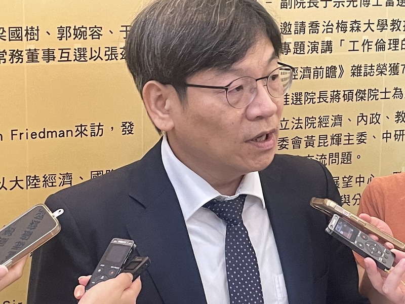 中華經濟研究院院長葉俊顯4日表示,因應AI趨勢,企業短急單湧現,但終端需求仍不透明,需要持續觀察。(Photo by 簡嘉佑/台灣醒報)