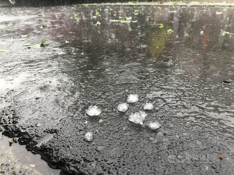 嚴重的冰雹災害會對飛機航行、建築物、車輛、輸電線路、人員造成可觀的傷壞,以及農作物的損傷減產,是不能輕忽的威脅。(中央社)