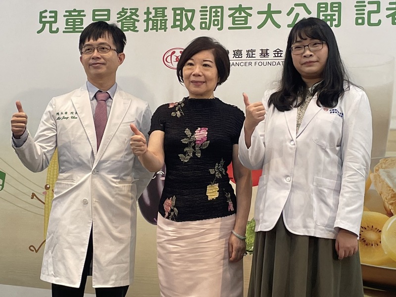 柚子小兒科診所院長陳木榮(左起)、台灣癌症基金會副執行長蔡麗娟與營養師徐桂婷5日於記者會呼籲,家長應在早餐加入蔬果。(Photo by 簡嘉佑/台灣醒報)