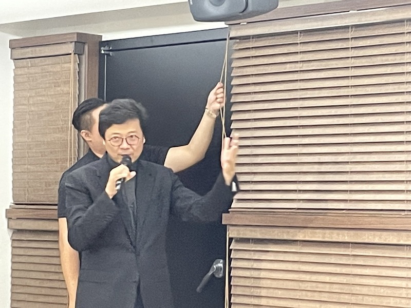 灣聲樂團有新據點,排演廳有柔軟牆面設計,如同百葉窗的外型,能夠配合需求調整吸收音波的幅度。(Photo by 簡嘉佑/台灣醒報)
