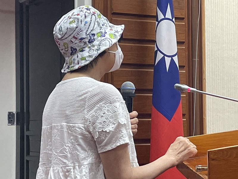 受害陳情人甲小姐6日戴墨鏡與口罩,用疲憊的聲音在公聽會表示,盼檢調幫老百姓追回被詐騙的資金。(Photo by 簡嘉佑/台灣醒報)