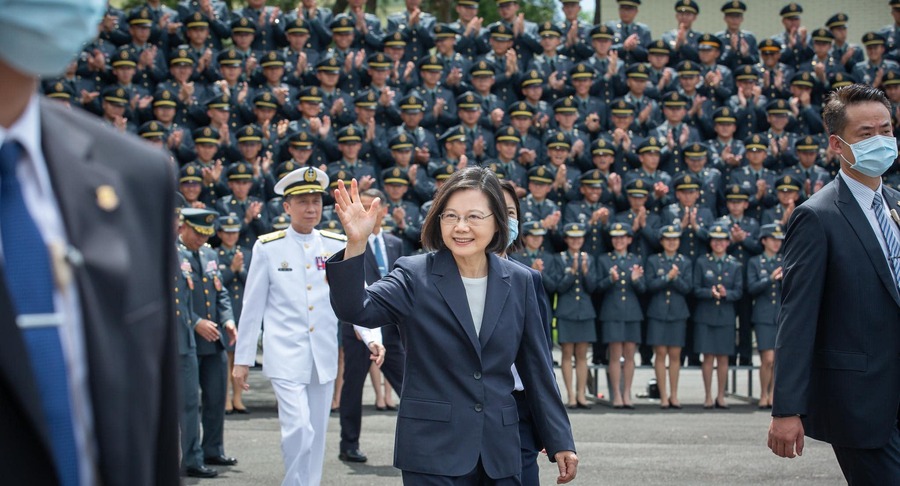 國安局與總統的表態相互矛盾,凸顯「抗中」等操作都是選舉考量。(蔡英文臉書)