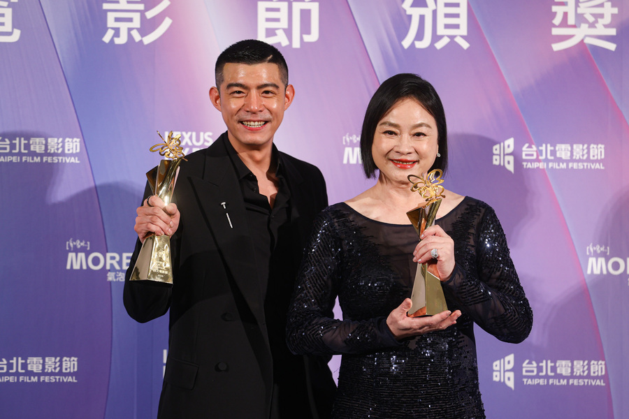 2023第25屆台北電影節揭曉,演員陸小芬(右)、王柏傑(左)分別獲封影帝、影后,兩人頒獎後開心合影。(中央社)