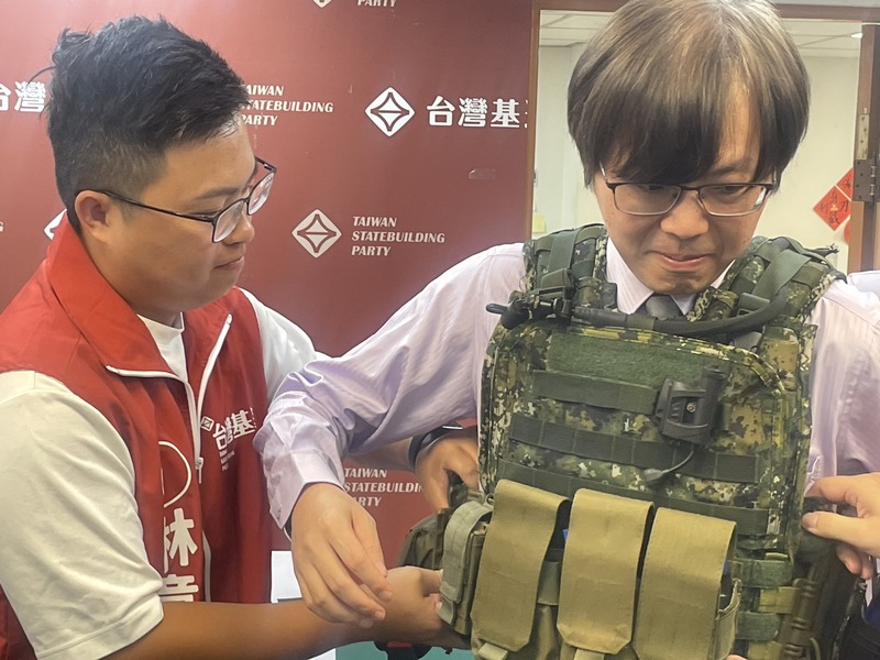 基進黨宜蘭黨部主委林意評(左)與基進黨黨主席王興煥(右)10日召開記者會痛批,國軍裝備落後,也現場示範國軍背心的缺陷。(Photo by 簡嘉佑/台灣醒報)