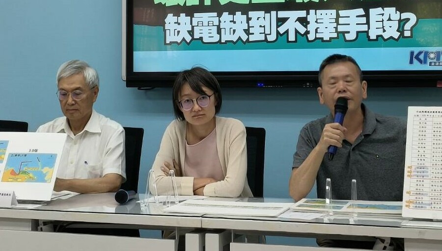 國民黨立委林為洲(右起)、吳怡玎與海洋大學榮譽講座教授邱文彥10日於記者會表示,蔡政府為了補救錯誤的能源政策,不惜黑箱通過環評。(國民黨提供)