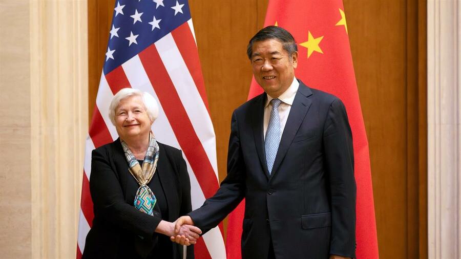 美國財政部長葉倫的北京行9日結束了,但8日她會見中國副總理何立峰時,一連鞠了三次鞠躬。(網路截圖)