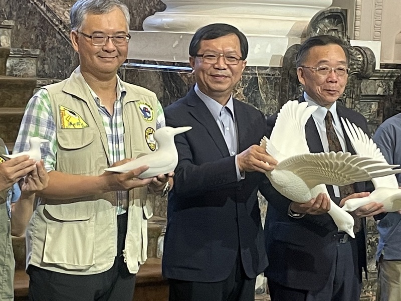 國立臺灣博物館長洪世佑(右起)、文化部常務次長李連權與社團法人臺北市野鳥學會常務理事張瑞麟10日於記者會介紹台灣候鳥展。(Photo by 簡嘉佑/台灣醒報)