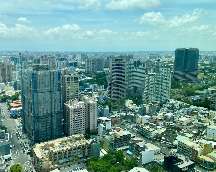 中央銀行6月中旬祭出特定地區第2戶購屋限貸7成,引來換屋族哀號,中央銀行為 了避免傷及無辜,10日宣布若與銀行切結在一年內出售舊屋,就不受限貸令限制。中央社