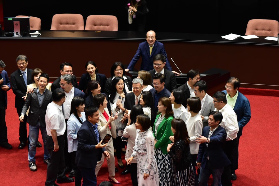 民進黨近日將《外役監條例》修法,納入立法院臨時會討論,恐影響原本要處理的《性平三法》與《外役監條例》本身的立法品質。(柯建銘臉書)