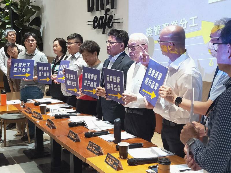 團與前聯電董事長曹興誠12日召開記者會,呼籲推動檢警分工、限縮起訴權的司法改革。(Photo by 呂翔禾/台灣醒報)