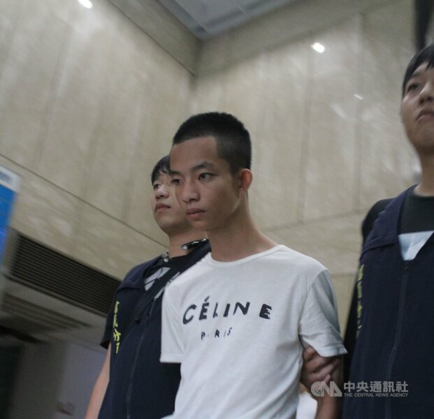 夜店殺警案被告易寶宏(中),已被解送回一般監獄。(中央社)