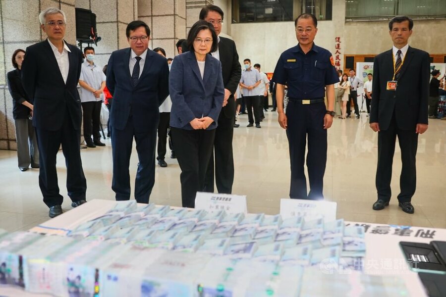 總統蔡英文(前中)10日上午由行政院副院長鄭文燦(前左2)、警政署長黃明昭(前右2)等人陪同,至內政部警政署刑事警察局視察打詐工作執行情形。(中央社)
