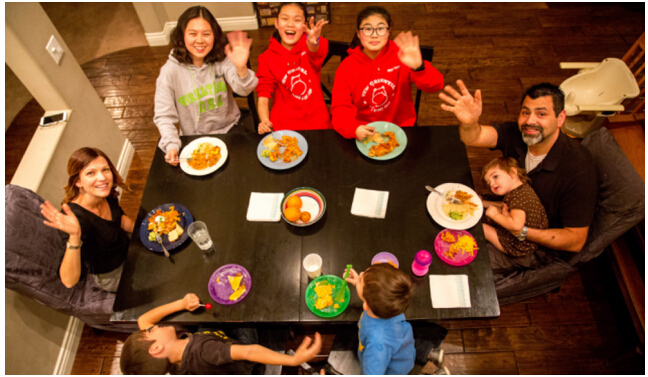 接待家庭(host family) 用餐,主人常問要不要這個菜或那個菜的,中國人則常客氣的說「不用了」。(網路截圖)