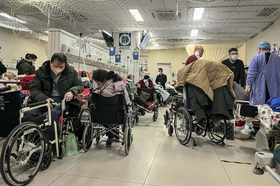 滿街道的賓士,代表生活水準提升,但滿醫院的賓士,卻最能讓人深刻體會,人口老化帶來的無比沉重的負擔。(網路截圖)