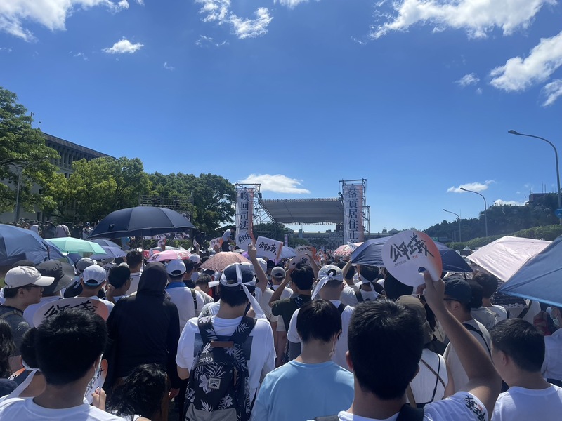 館長陳之漢與前立法委員黃國昌16日日於凱達格蘭大道前舉辦「七月十六上凱道,公平正義救台灣」活動,現場將近上萬人響應。(Photo by 簡嘉佑/台灣醒報)